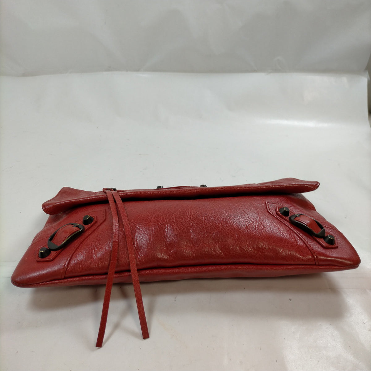 Balenciaga — clutch de piel roja — imagen 4