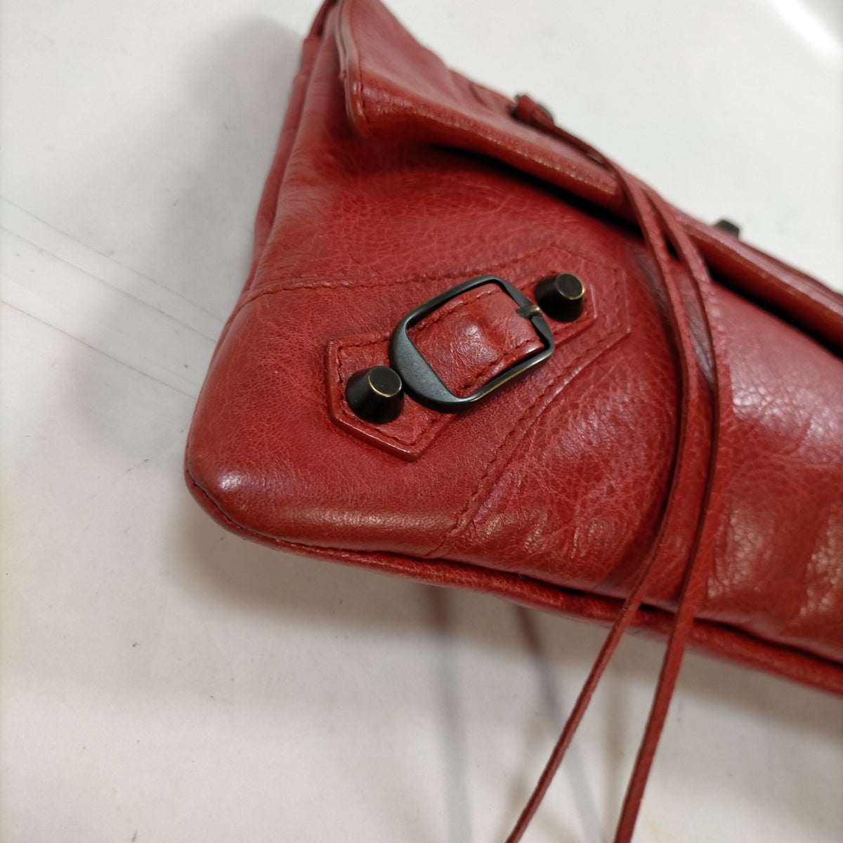 Balenciaga — clutch de piel roja — imagen 5