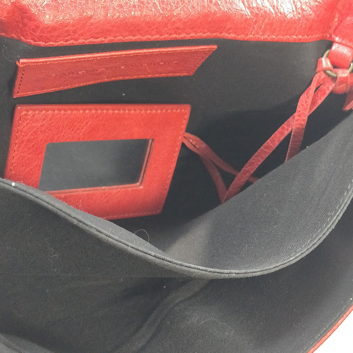 Balenciaga — clutch de piel roja — imagen 7