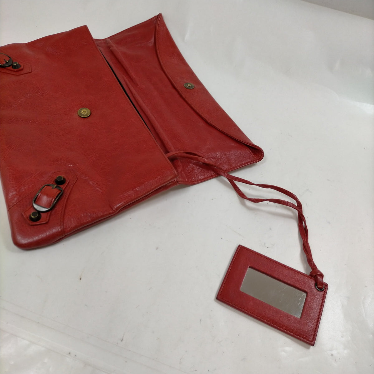 Balenciaga — clutch de piel roja — imagen 9