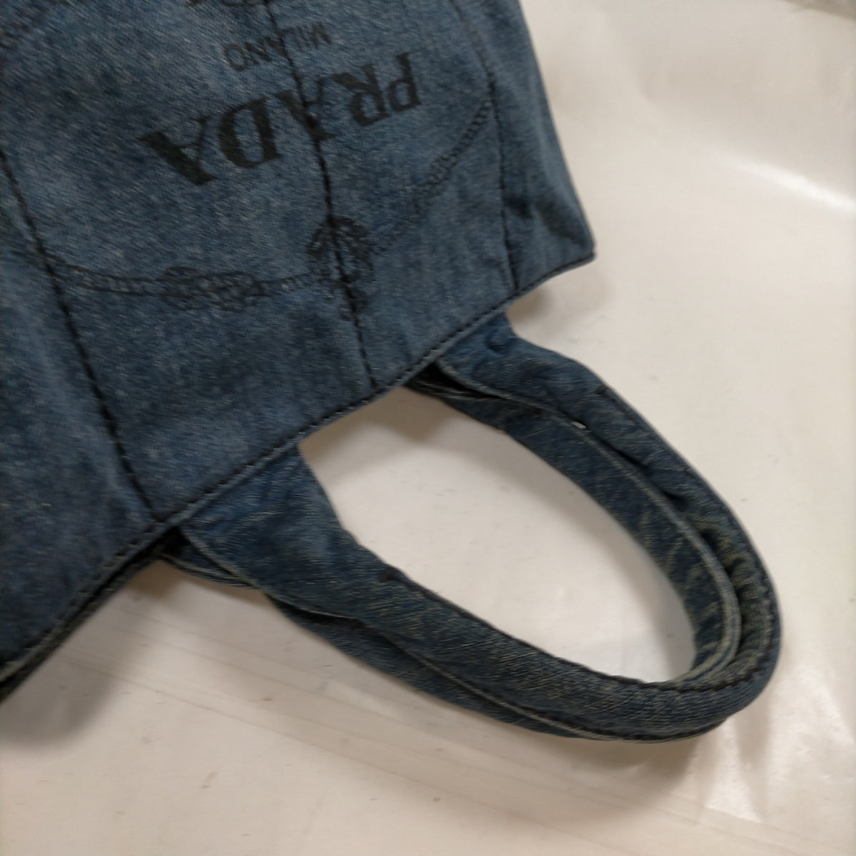 Prada 110 — bolso tote de denim azul marino — imagen 4