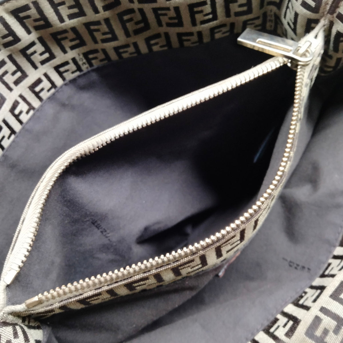 Fendi 22018BH132TN9069 MIB-0011 — imagen 8