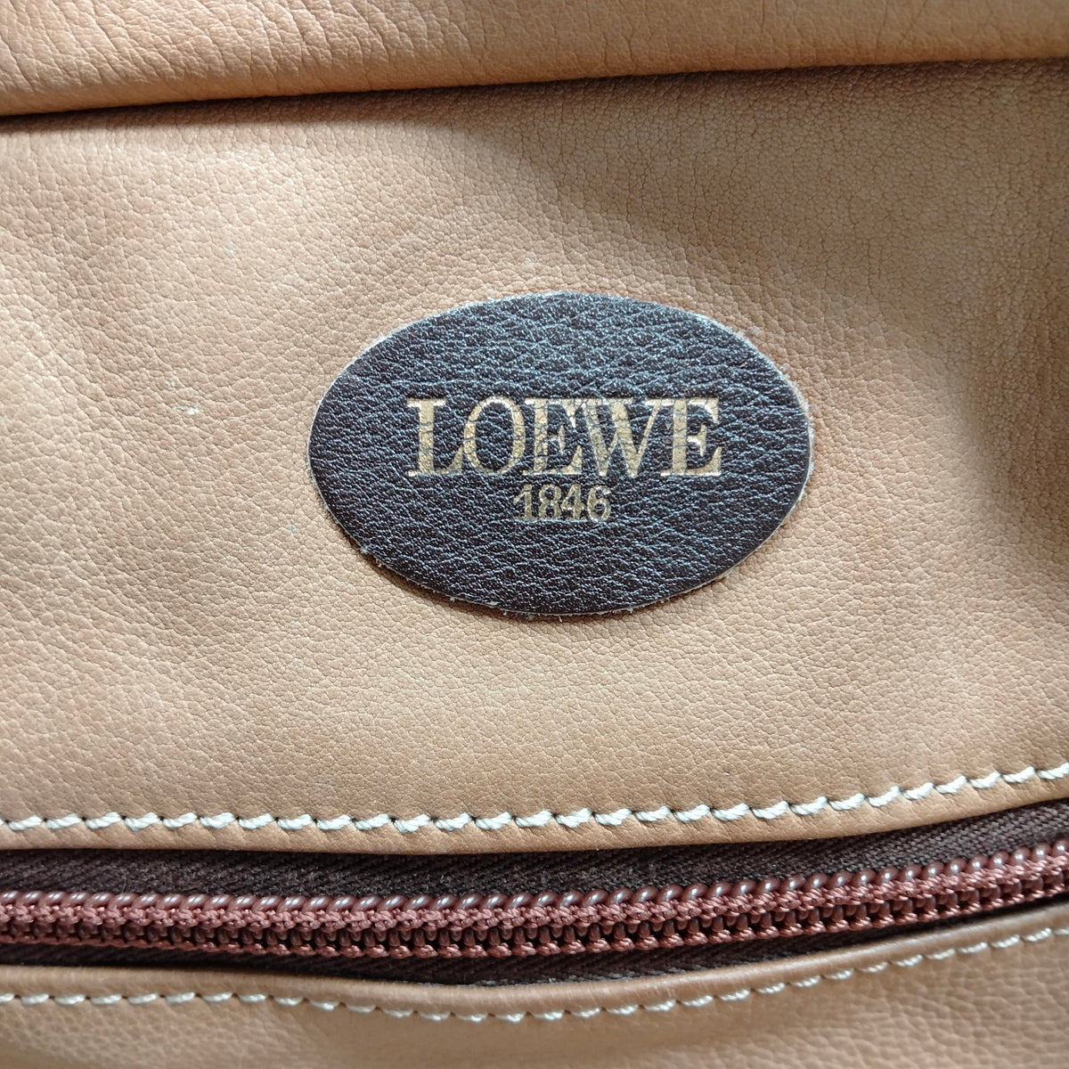 LOEWE — bolso de mano de ante marrón — imagen 7