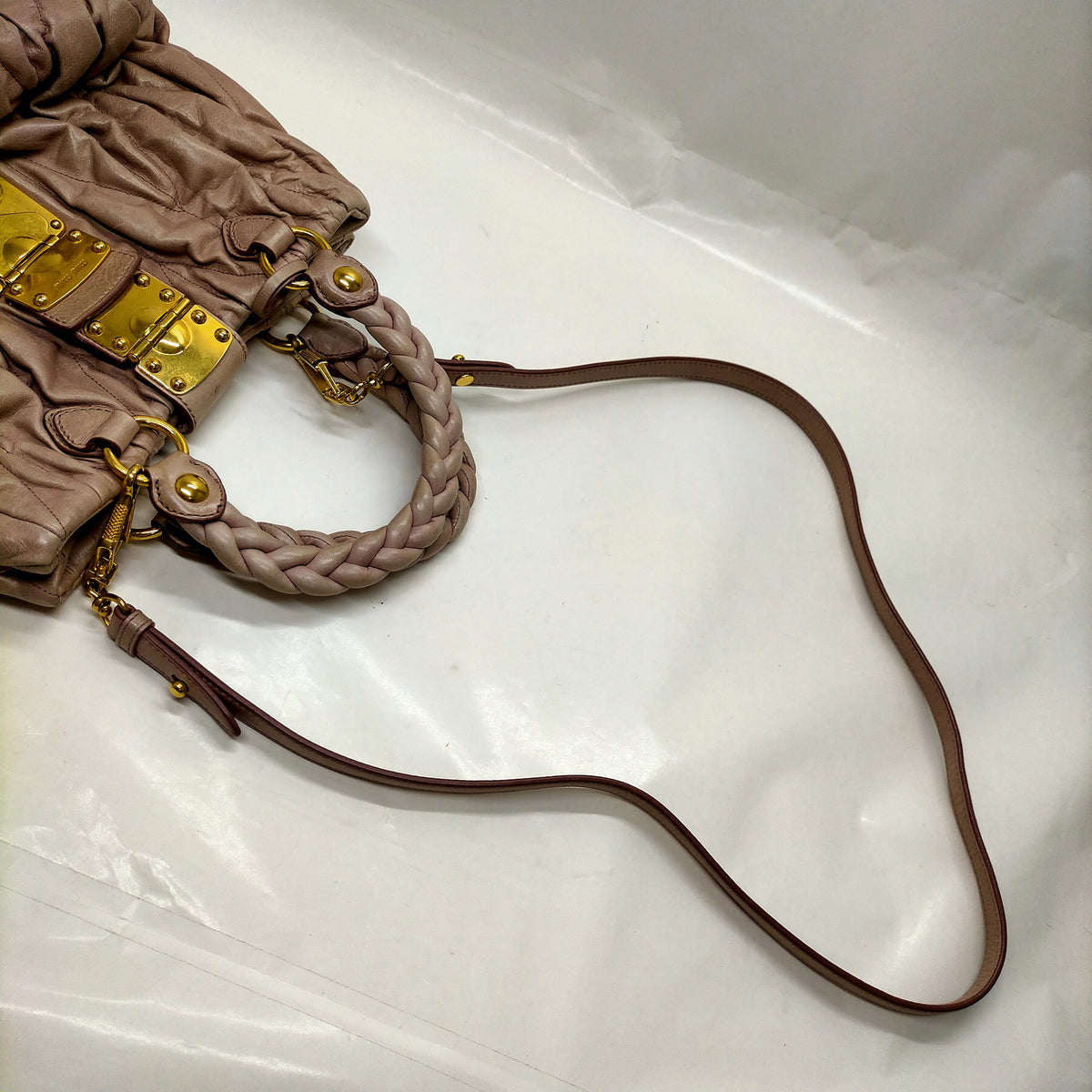 Miu Miu 1946002 — bolso de mano de piel rosa con correa — imagen 10