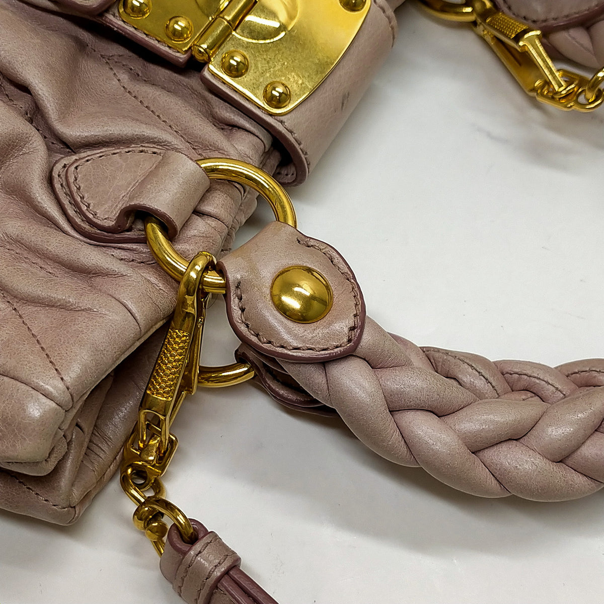 Miu Miu 1946002 — bolso de mano de piel rosa con correa — imagen 11