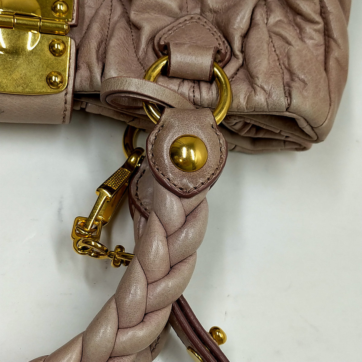 Miu Miu 1946002 — bolso de mano de piel rosa con correa — imagen 12